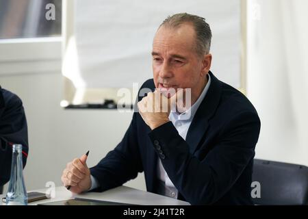 Kreuzberg, Germania. 11th Apr 2022. Ulrich link, membro del Comitato esecutivo dell'ISB, interviene in una conferenza stampa in cui Dreyer, Ministro Presidente della Renania-Palatinato, presenta un concetto di consulenza per le vittime delle alluvioni. Credit: Thomas Frey/dpa/Alamy Live News Foto Stock