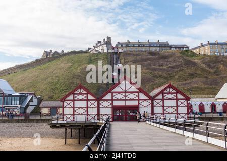 Una vista dal molo alla scogliera a sollevamento Saltburn dal mare,Inghilterra,UK Foto Stock