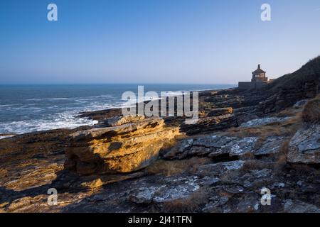 Nel tardo pomeriggio presso la Howick Bathing House, Northumberland Coast Path, Inghilterra Foto Stock