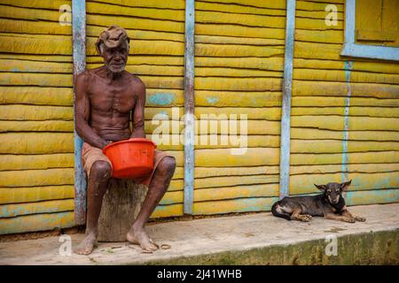 2022.19.03 Province della Repubblica Dominicana la Altagracia. Un anziano haitiano è seduto vicino a casa sua. Ritratto di un anziano. Foto Stock