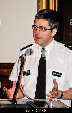 Belfast, Irlanda del Nord. 10th giugno 2013. Alan McCrum, Capo Sovrintendente, Comandante d'argento per il G8 a Belfast, presenta un briefing stampa sui prossimi accordi di sicurezza per il vertice del G8 in Irlanda del Nord, dal 17th al 18th giugno 2013 a Enniskillen. Foto Stock