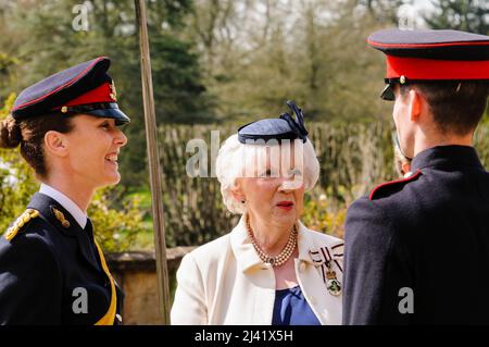 HILLSBOROUGH, IRLANDA DEL NORD - Apr 21 2016: Lord Lieutenant of County Antrim, Sig.ra Joan Christie, si congratula con i membri del Queens University Officer Training Corps, che hanno ricevuto l'onore di sparare la speciale 21 Gun Salute per celebrare il compleanno della Regina Elisabetta del 90th. Foto Stock