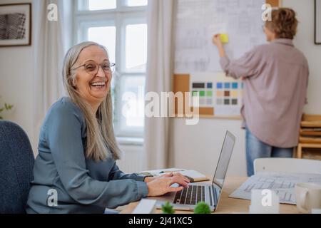 Buone donne mature eco architetti che lavorano insieme in ufficio. Foto Stock