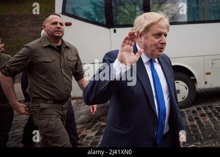 Kiev, Ucraina. 09 aprile 2022. Il primo ministro britannico Boris Johnson, ondeggia verso i media mentre lui e il sindaco Kyiv vitali Klitschko, a sinistra, camminano oltre durante una passeggiata per le strade della capitale, il 9 aprile 2022 a Kiev, Ucraina. Credit: Ukraine Presidency/Ukraine Presidency/Alamy Live News Foto Stock