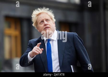 Kiev, Ucraina. 09 aprile 2022. Il primo ministro britannico Boris Johnson, durante una passeggiata per le strade della capitale, il 9 aprile 2022 a Kiev, Ucraina. Credit: Ukraine Presidency/Ukraine Presidency/Alamy Live News Foto Stock