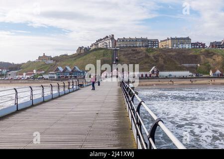 Una vista dal molo alla scogliera a sollevamento Saltburn dal mare,Inghilterra,UK Foto Stock