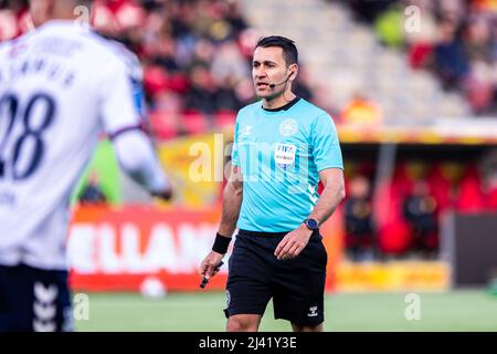 Farum, Danimarca. 10th, Aprile 2022. L'arbitro Sandi Putros ha visto durante la partita Superliga del 3F tra il FC Nordsjaelland e Aarhus GF a destra del Dream Park di Farum. (Photo credit: Gonzales Photo - Dejan Obretkovic). Foto Stock