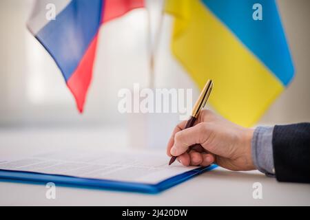 Firma del documento tra Russia e Ucraina, primo piano. Foto Stock