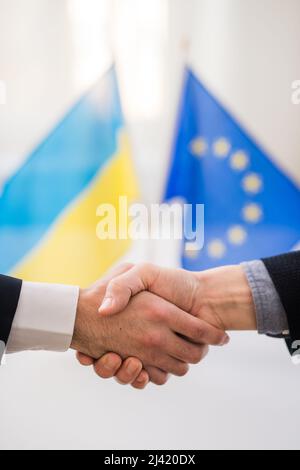 Stretta di mano tra l'Unione europea e l'Ucraina, inclusione del concetto di Ucraina. Foto Stock