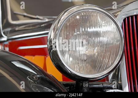 Primo piano/visualizzazione dettagliata dell'auto d'epoca in rosso-nero Foto Stock