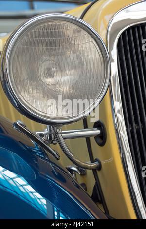Vista ravvicinata/dettagliata dell'auto d'epoca in blu-beige Foto Stock