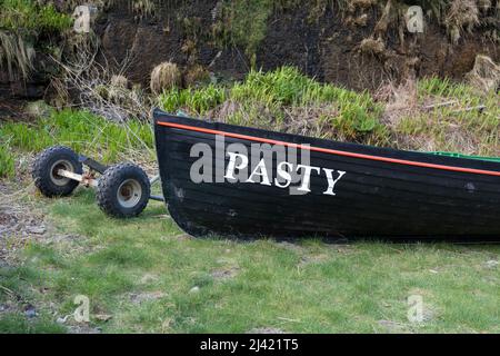 Piccola barca con il nome Pasty - una tradizionale pasticceria cotta al forno della zona. Boscastle, Cornovaglia, Regno Unito. Foto Stock