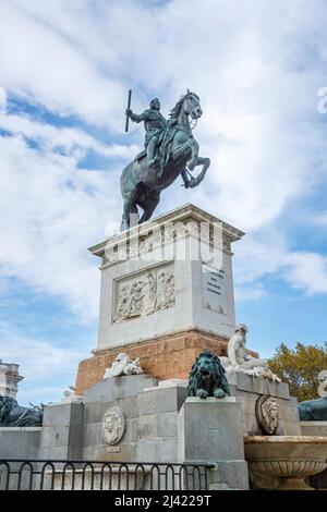 Monumento a Filippo IV (Fontana di Filippo IV), memoriale di Filippo IV in Plaza de Oriente, il pezzo centrale della facciata del Palazzo reale di Madrid Foto Stock