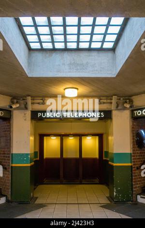 L'interno modernista della stazione della metropolitana di Cockfosters nel nord di Londra, progettato da Charles Holden Foto Stock