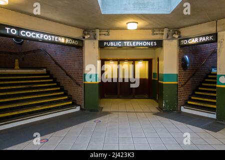 L'interno modernista della stazione della metropolitana di Cockfosters nel nord di Londra, progettato da Charles Holden Foto Stock