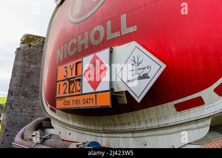 Segnali di avvertimento ambientali e dettagli di contatto di emergenza sul retro di un camion di consegna dell'olio di riscaldamento domestico. Foto Stock