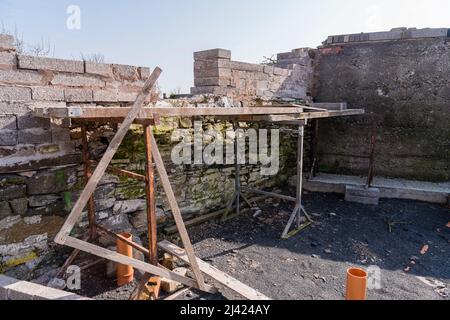 Tavole di legno supportate su traliccio di un cantiere. Foto Stock