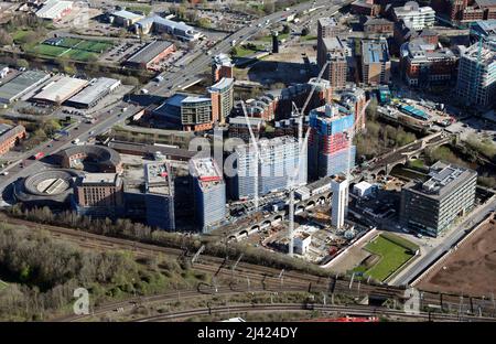 Vista aerea del centro di Leeds ovest con un nuovo sviluppo tra Whitehall Road (in basso a destra) e la strada A58 (in alto a sinistra) l'argomento principale Foto Stock