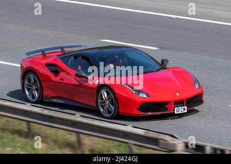 2017 rosso Ferrari 488 GTB 3902cc benzina 7 velocità automatica; guida sull'autostrada M61 UK Foto Stock