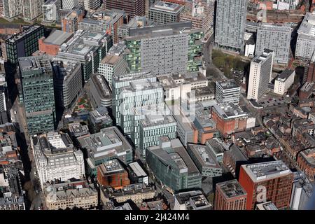 Vista aerea del centro di Manchester con Spinningfields Square prominente in primo piano e vari sviluppi su Hardman Street Beyond Foto Stock