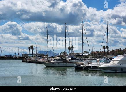 SOTOGRANDE, SPAGNA - 9 APRILE 2022: Porto di Sotogrande con molti yacht e la roccia di Gibilterra sullo sfondo a Sotogrande, Costa del Sol Foto Stock