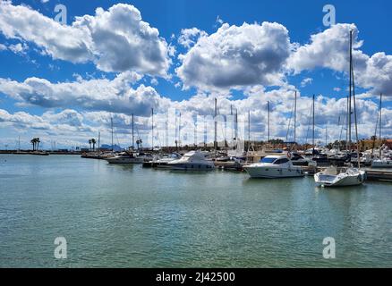 SOTOGRANDE, SPAGNA - 9 APRILE 2022: Porto di Sotogrande con molti yacht e la roccia di Gibilterra sullo sfondo a Sotogrande, Costa del Sol Foto Stock