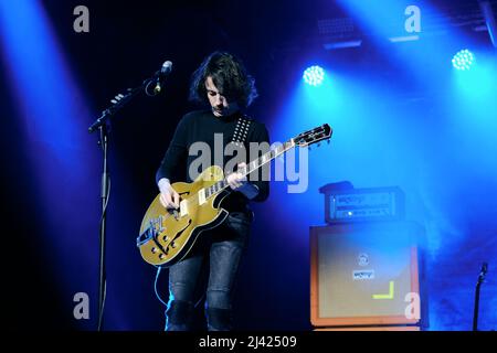 Torino, Italia. 07th Apr 2022. La band italiana del 'The Zen Circus' sul palco dell'OGR Torino, con il loro 'Last welcoming club tour' (Foto di Bruno Brizzi/Pacific Press/Sipa USA) Credit: Sipa USA/Alamy Live News Foto Stock