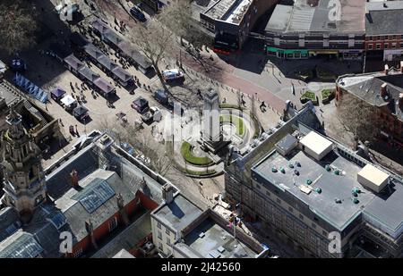 Vista aerea del centro di Preston, incluso Preston Cenotaph, un punto di riferimento storico, Lancashire Foto Stock