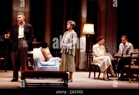 l-r: David Burke (Kurt Muller), Peggy Ashcroft (Fanny Farrelly), Susan Engel (Sara Muller), John Quayle (David Farrelly) IN GUARDIA SUL RENO di Lillian Hellman al Lyttelton Theatre, National Theatre (NT), Londra SE1 16/09/1980 Set design: Eileen Diss costumi: Jrent Leonkard: Tuckard regista Foto Stock