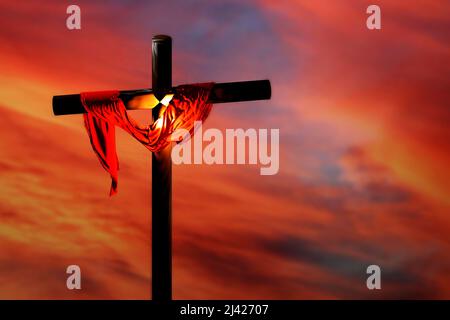 Croce religiosa sullo sfondo del cielo. Domenica di Pasqua. 3D rappresentazione illustrazione. Foto Stock