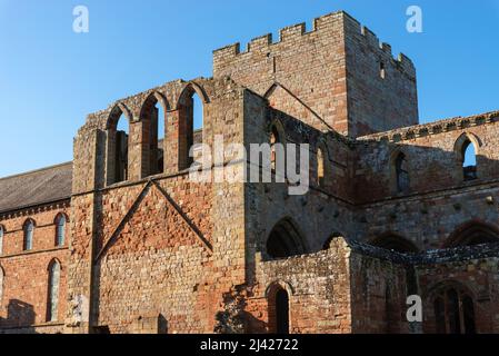 Esterno del vecchio convento inglese alla luce del pomeriggio. Foto Stock
