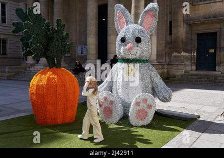 Parigi, Parigi, FRANCIA. 11th Apr 2022. Un bambino gioca intorno ad un grande coniglietto pasquale di fronte alla Ã© Notre-Dame-de-l'Assomption a Parigi, Francia. I cristiani di tutto il mondo celebrano la risurrezione di Gesù Cristo domenica 17th aprile e lunedì 18th 2022. (Credit Image: © Remon Haazen/ZUMA Press Wire) Foto Stock