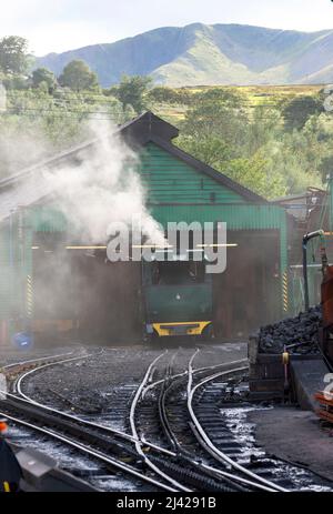 Il motore si stende con locomotive della ferrovia a scartamento ridotto Snowden Mountain Railway a Llanberis, Gwynedd, Galles del Nord, Galles UK. Foto Stock