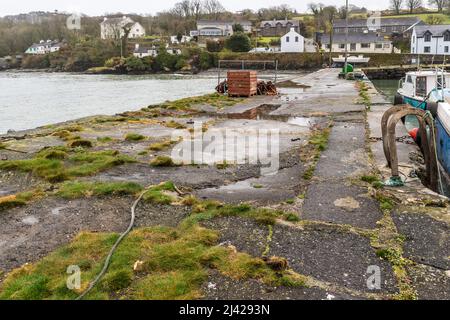 Union Hall, West Cork, Irlanda. 11th Apr 2022. Il consiglio della contea di Cork ha detto che potrebbe chiudere il molo di Old Keelbeg al pubblico dopo un'ispezione che lo ha ritenuto non sicuro. La gente del posto vuole che i finanziamenti consentano il ripristino del molo, citando altri piccoli moli a West Cork che sono destinati a lavori di ristrutturazione. Le parti interessate hanno tempo fino a mercoledì 13th aprile per presentare suggerimenti e commenti presso l'Harbour Master di Skibbereen. Credit: AG News/Alamy Live News Foto Stock