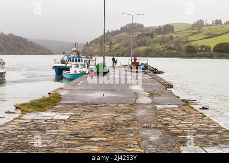 Union Hall, West Cork, Irlanda. 11th Apr 2022. Il consiglio della contea di Cork ha detto che potrebbe chiudere il molo di Old Keelbeg al pubblico dopo un'ispezione che lo ha ritenuto non sicuro. La gente del posto vuole che i finanziamenti consentano il ripristino del molo, citando altri piccoli moli a West Cork che sono destinati a lavori di ristrutturazione. Le parti interessate hanno tempo fino a mercoledì 13th aprile per presentare suggerimenti e commenti presso l'Harbour Master di Skibbereen. Credit: AG News/Alamy Live News Foto Stock