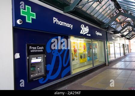 EXETER, UK - 18 LUGLIO 2021 filiale di Boots the chemists su High Street Foto Stock