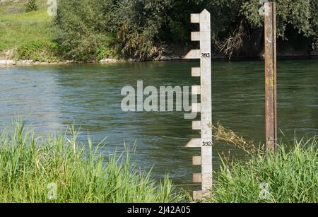 Indicatore di profondità o indicatore per l'osservazione della situazione idrologica in un fiume. Si trova nel fiume Limmat, cantone di Zurigo in Svizzera. Foto Stock