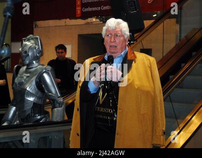 TV, film & attore di scena, Tom Baker, meglio conosciuto come Dottore Who nella serie classica di fantascienza della BBC. Qui si apre la mostra Doctor Who nel 2008. Foto Stock