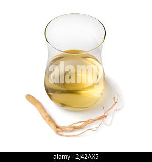 Bicchiere da tè singolo con bevanda Ginseng e radice di ginseng isolato su sfondo bianco da vicino Foto Stock