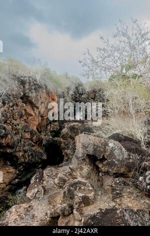 Percorso per Las Grietas pieno di cactus e piscine vulcaniche. Foto Stock