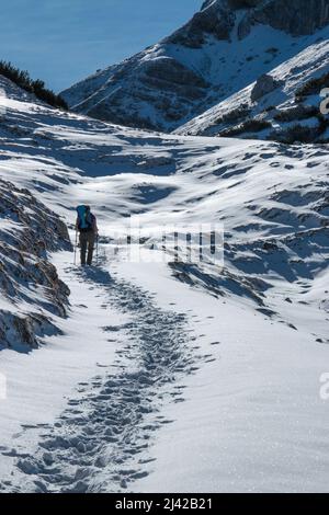 Luci autunnali con la prima neve montagna Karwendel. Foto di alta qualità Foto Stock