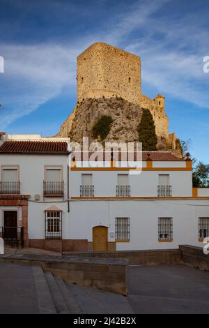 Castello di Olvera all'alba. Castillo de Olvera si trova a Olvera, nella provincia di Cádiz, Spagna meridionale. E 'stato costruito alla fine del 12th secolo A. Foto Stock