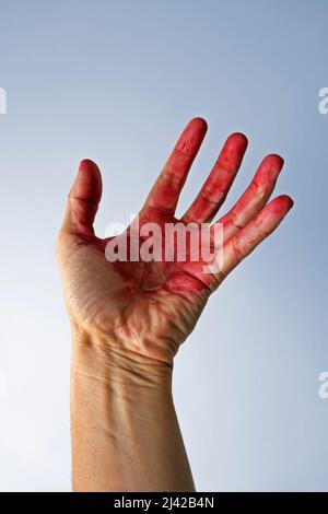 Mano maschile coperta di sangue Foto Stock