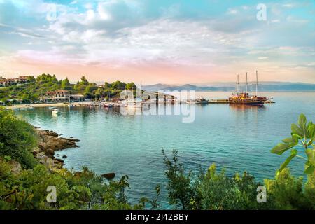 Paesaggio Halkidiki , Sithonia in Grecia. A 2,5 km a sud di Agios Nikolaos si trova il piccolo insediamento e la zona portuale di Ormos Panagias. Montagna Karvounas. Foto Stock