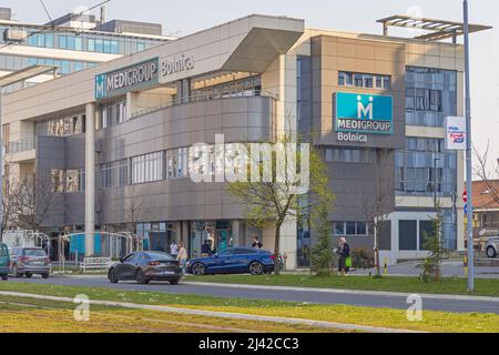 Belgrado, Serbia - 29 marzo 2022: Grande ospedale Building Medi Group a New Belgrado City. Foto Stock