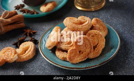 Biscotti Palmier - biscotti francesi fatti di pasta sfoglia chiamata anche foglie di palma, orecchie di elefante o cuori francesi Foto Stock