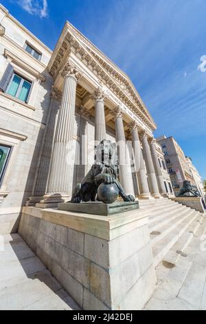 Statua del leone di bronzo all'ingresso del Congresso de Los Diputados (Congresso dei deputati), sede del Parlamento spagnolo, Plaza de Las Cortes, Madrid Foto Stock