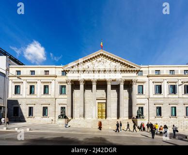 Statua del leone di bronzo all'ingresso del Congresso de Los Diputados (Congresso dei deputati), sede del Parlamento spagnolo, Plaza de Las Cortes, Madrid Foto Stock