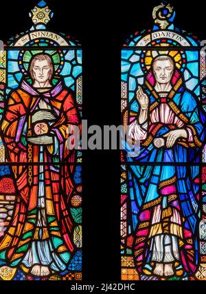 Stanley Murray Scott (1959) raffigurazione di due primi missionari cristiani, All Saints Church, Orton, Cumbria, Regno Unito Foto Stock