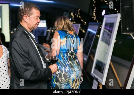 Johannesburg, Sudafrica - 16 febbraio 2017: Persone diverse che guardano la pittura in galleria d'arte Foto Stock